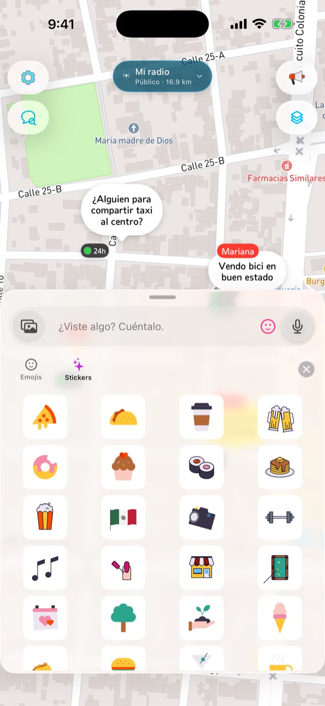El panel de stickers abierto junto al campo de escribir, con dos pestañas —Emojis y Stickers— y una cuadrícula de stickers animados: pizza, taco, café, cerveza, dona, cupcake y más.